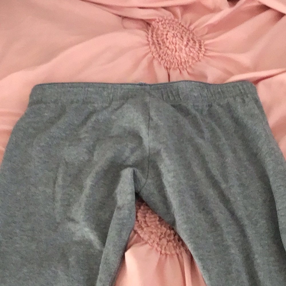 I’m selling gray Nike leggings
